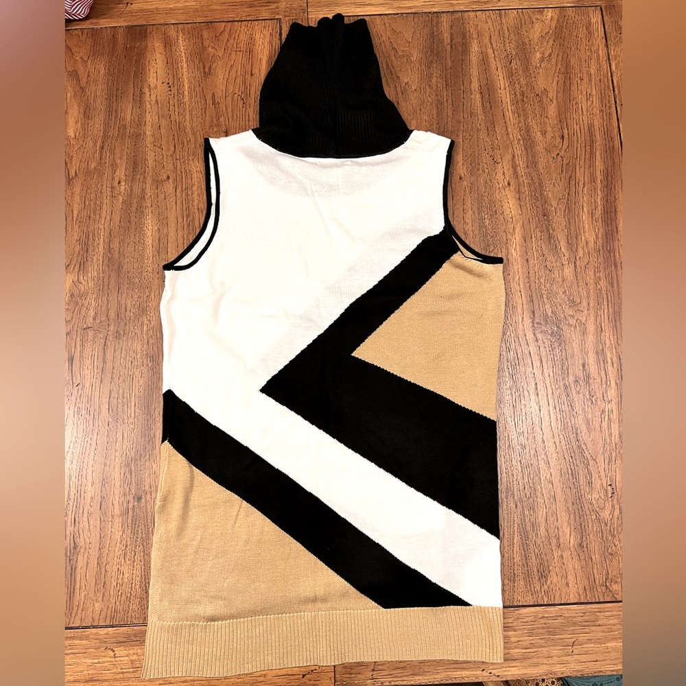 Dana Buchanan sleeveless turtleneck blouse, Size Large; side split style.